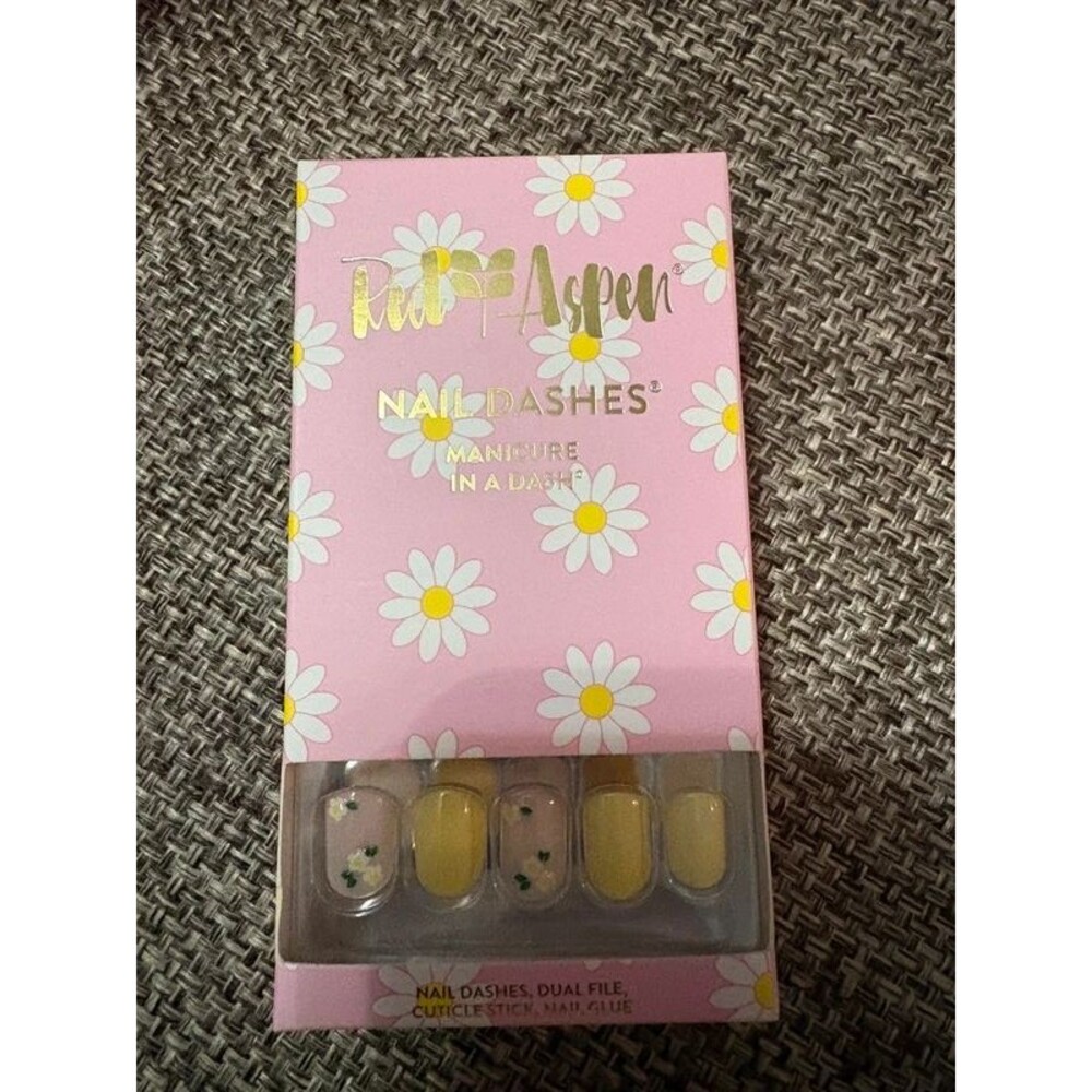 New red aspen daisy nails